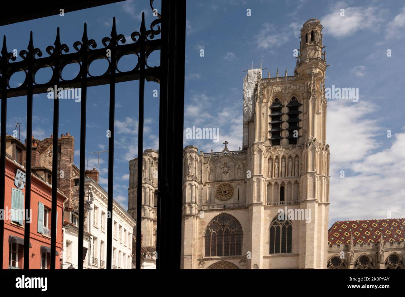 Una vista de la catedral desde el mercado interior de Sens, Borgoña, Francia Foto de stock