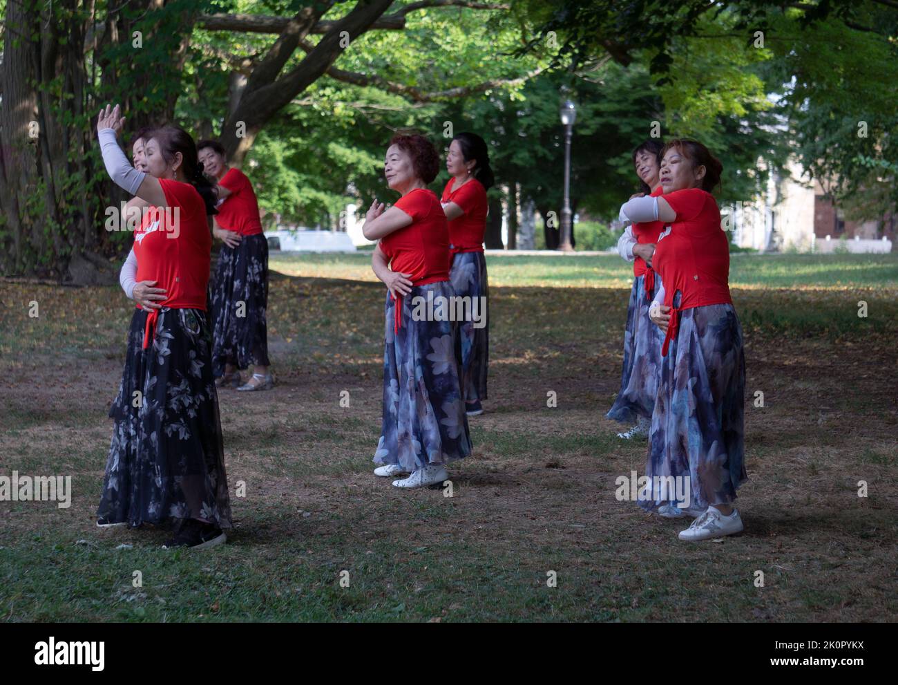 Las mujeres intermedias y mayores asisten a una clase diaria de ejercicios de baile en Queens, Nueva York. Replica una tradición china llamada yuanji., Foto de stock