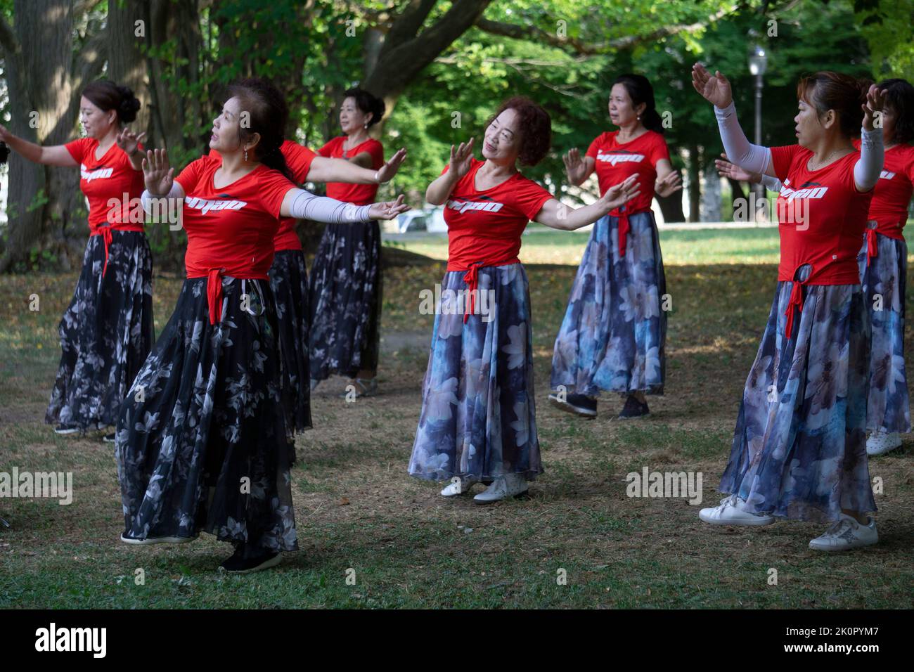 Mujeres chinas americanas en una clase de baile y ejercicio yuanji en un parque en Queens, Nueva York. Es una tradición matutina china. Foto de stock