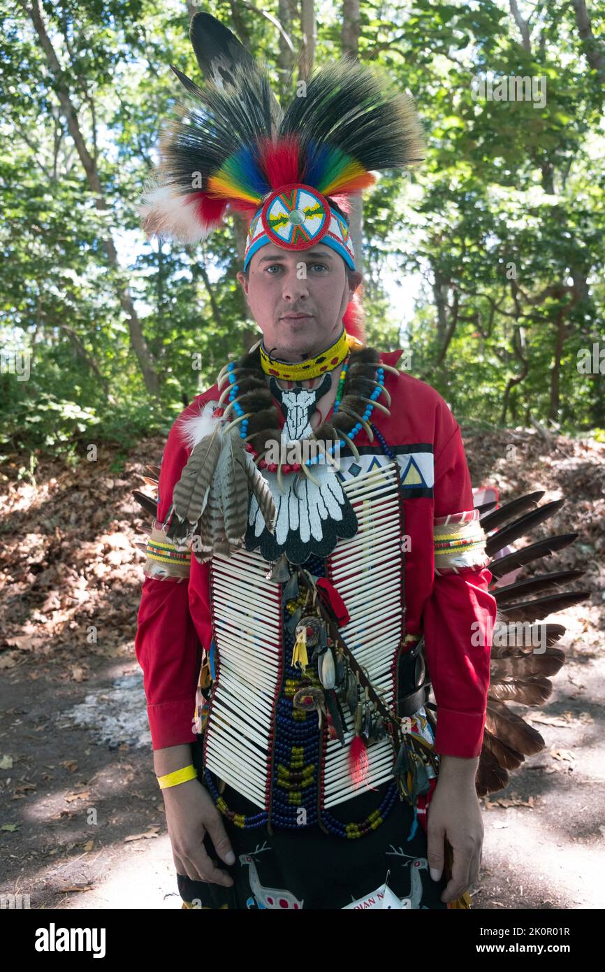 Retrato de un miembro de la Nación India Monacan en el Shinnecok Powwow en Southampton, Long Island, Nueva York. Foto de stock