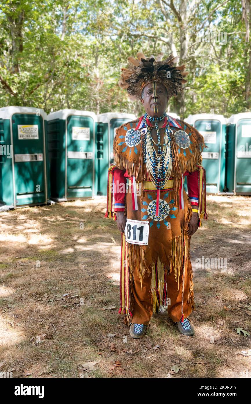 Retrato completo de un miembro de la tribu Narraganset. En el Shinnecock powwow en Southampton, Long Island, Nueva York. Foto de stock