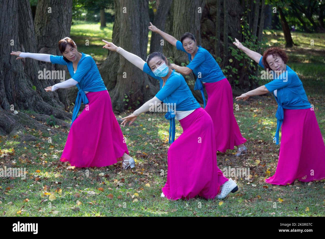 YUANJJI-DANCE. Mujeres asiáticas mayores americanas en una clase diaria de ejercicios de baile en un parque en Flushing, Queens, ciudad de Nueva York. Foto de stock