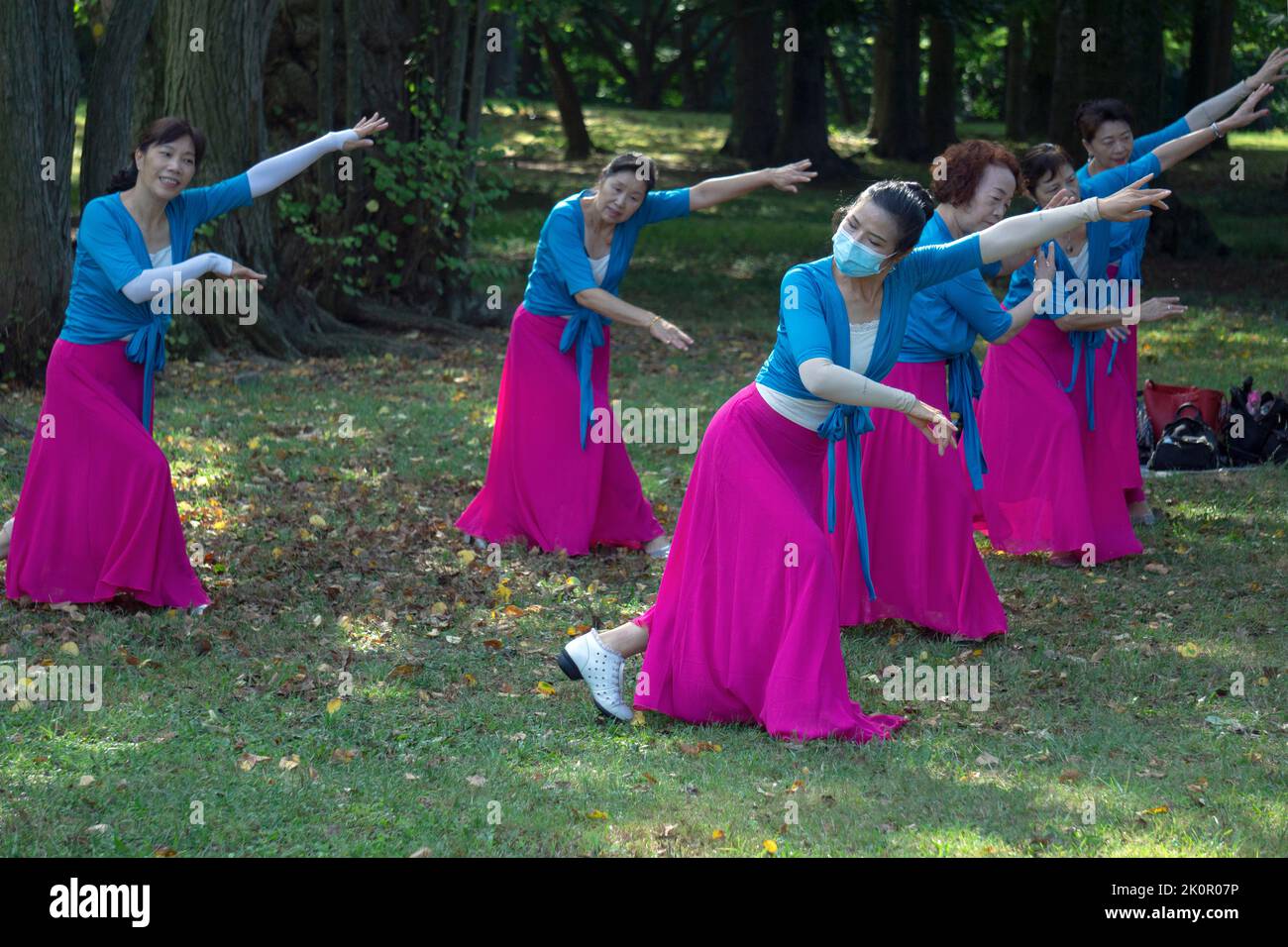 YUANJI-DANCE. Mujeres asiáticas mayores americanas en una clase diaria de ejercicios de baile en un parque en Flushing, Queens, ciudad de Nueva York. Foto de stock
