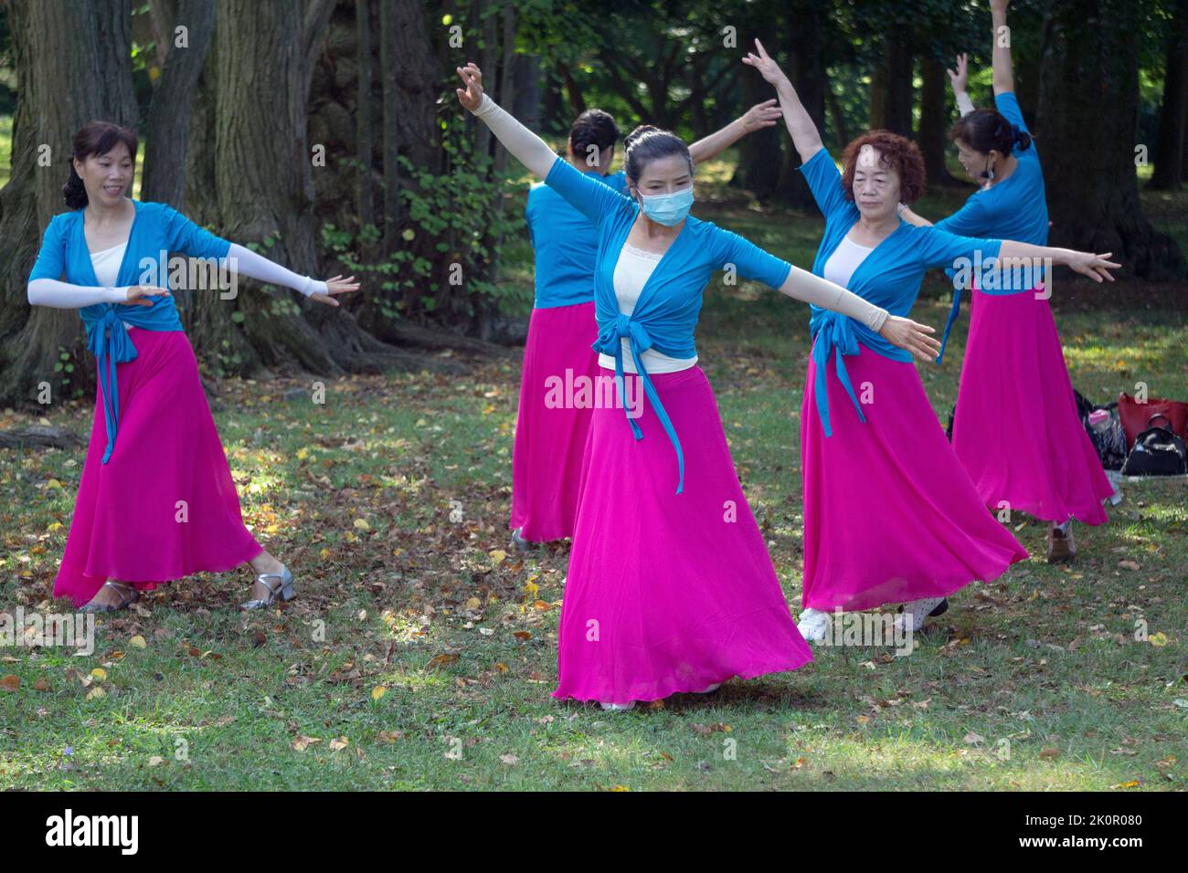 YUANJJI-DANCE. Mujeres asiáticas mayores americanas en una clase diaria de ejercicios de baile en un parque en Flushing, Queens, ciudad de Nueva York. Foto de stock