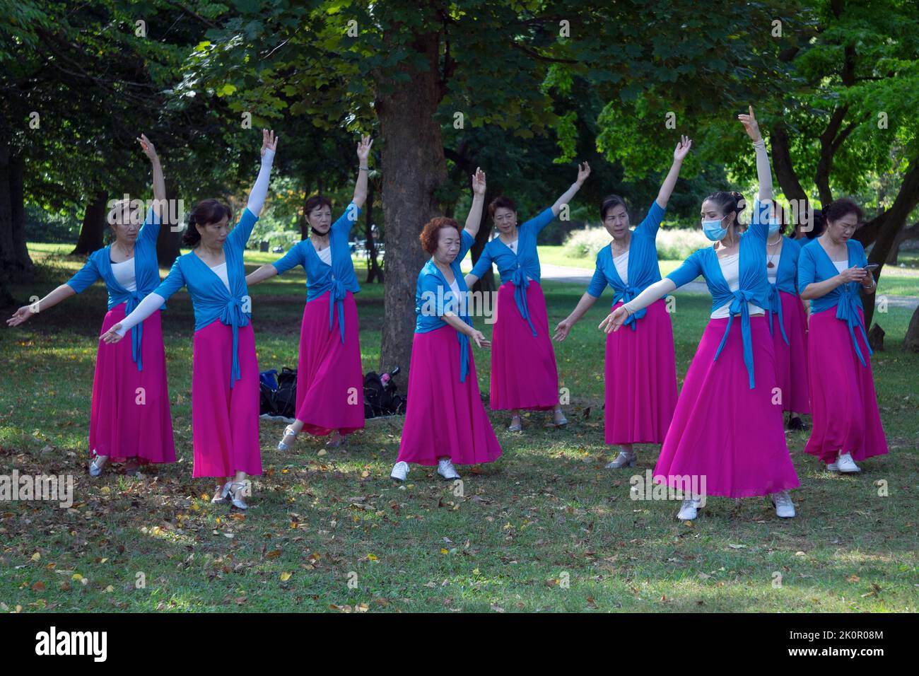 YUANJI-DANCE. Mujeres asiáticas mayores americanas en una clase diaria de ejercicios de baile en un parque en Flushing, Queens, ciudad de Nueva York. Foto de stock
