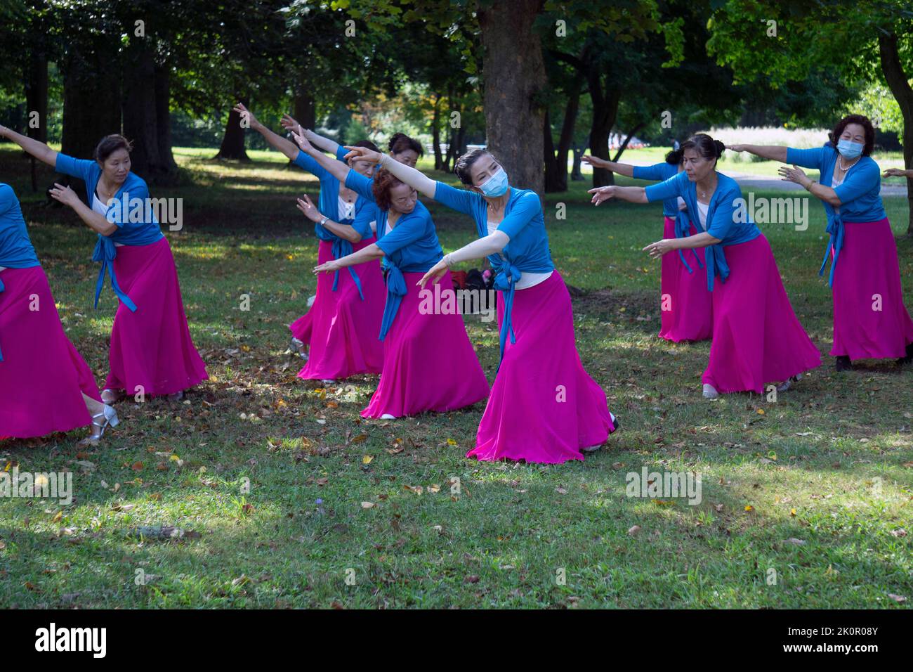 YUANJI-DANCE a las mujeres mayores de Asia-América en una clase diaria de ejercicio de baile en un parque en Flushing, Queens, ciudad de Nueva York, perpetuando una tradición china Foto de stock