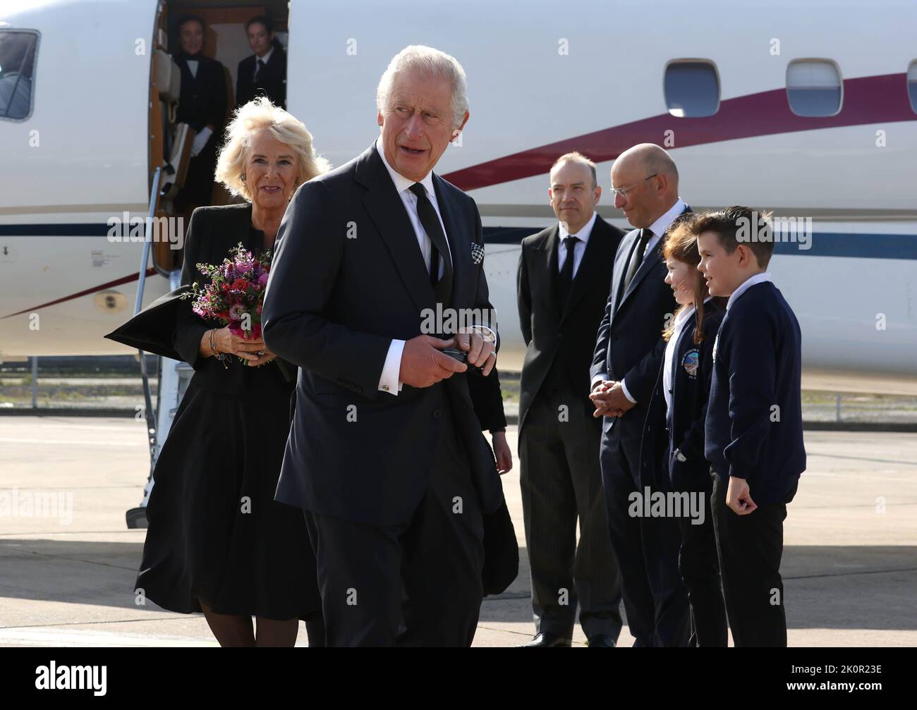 El rey Carlos III y el Queen Consort llegan al aeropuerto de Belfast cuando el rey continúa su gira por las cuatro naciones de Irlanda del Norte. Fecha de la foto: Martes 13 de septiembre de 2022. Foto de stock