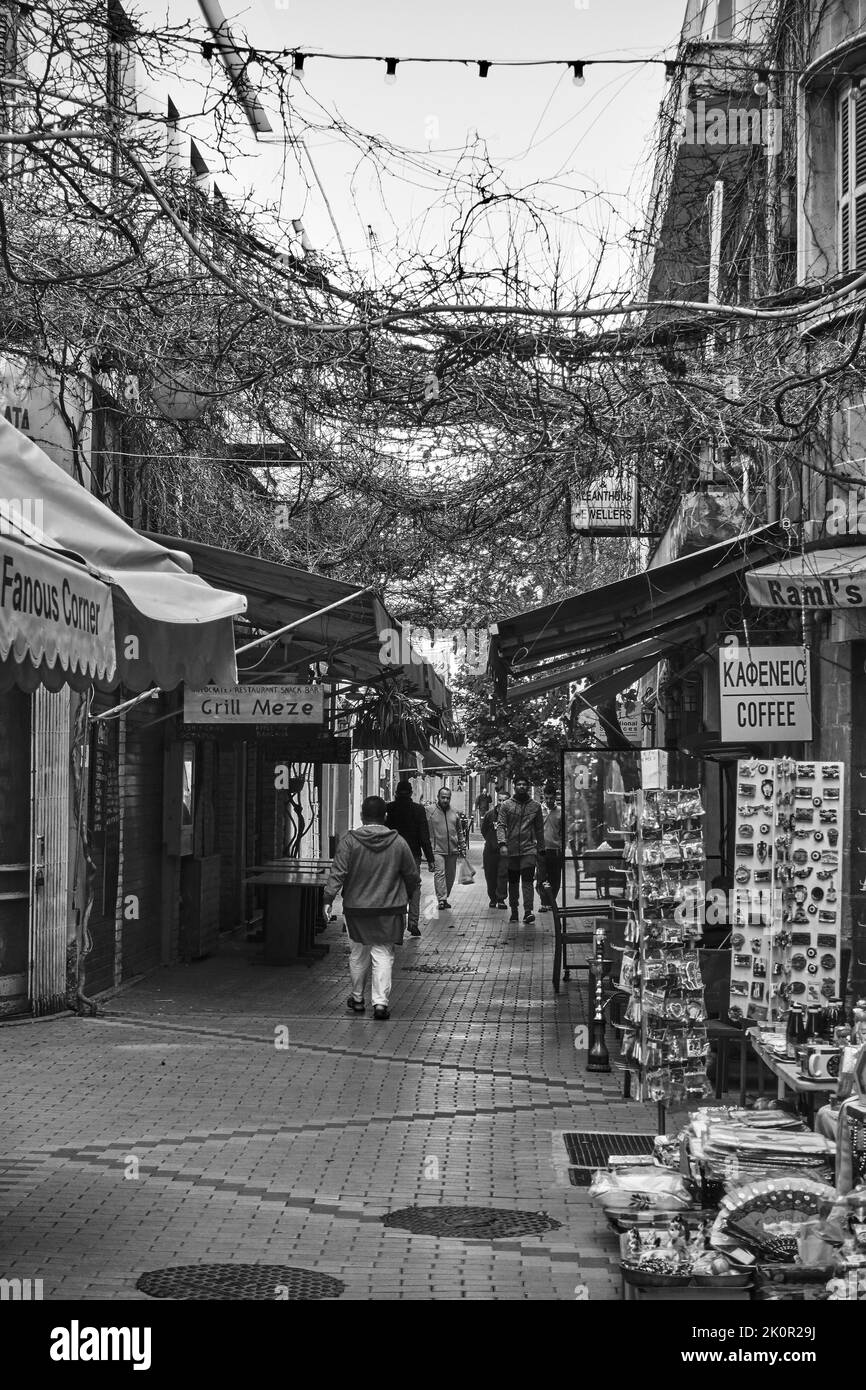 Nicosia, Chipre - 25 de enero de 2019: Calle comercial en Nicosia. Fotografía en blanco y negro Foto de stock