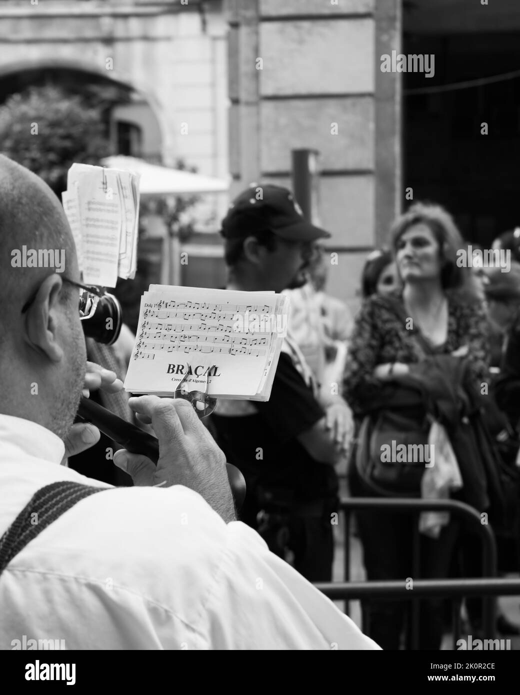 Alicante, España - 1 de junio de 2014: Bandsman tocando pipe de música en la calle. Fotografía en blanco y negro Foto de stock