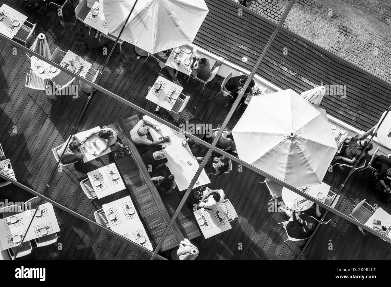 Barcelona, España - 9 de junio de 2011: Reflejo del techo espejo del café de la calle con los clientes. Fotografía en blanco y negro Foto de stock