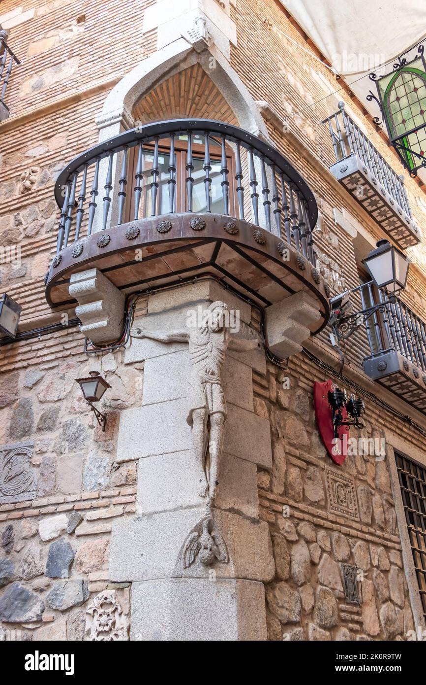 Esquina balcón en la histórica ciudad de Toledo, España, en un edificio que data del siglo 16th Foto de stock