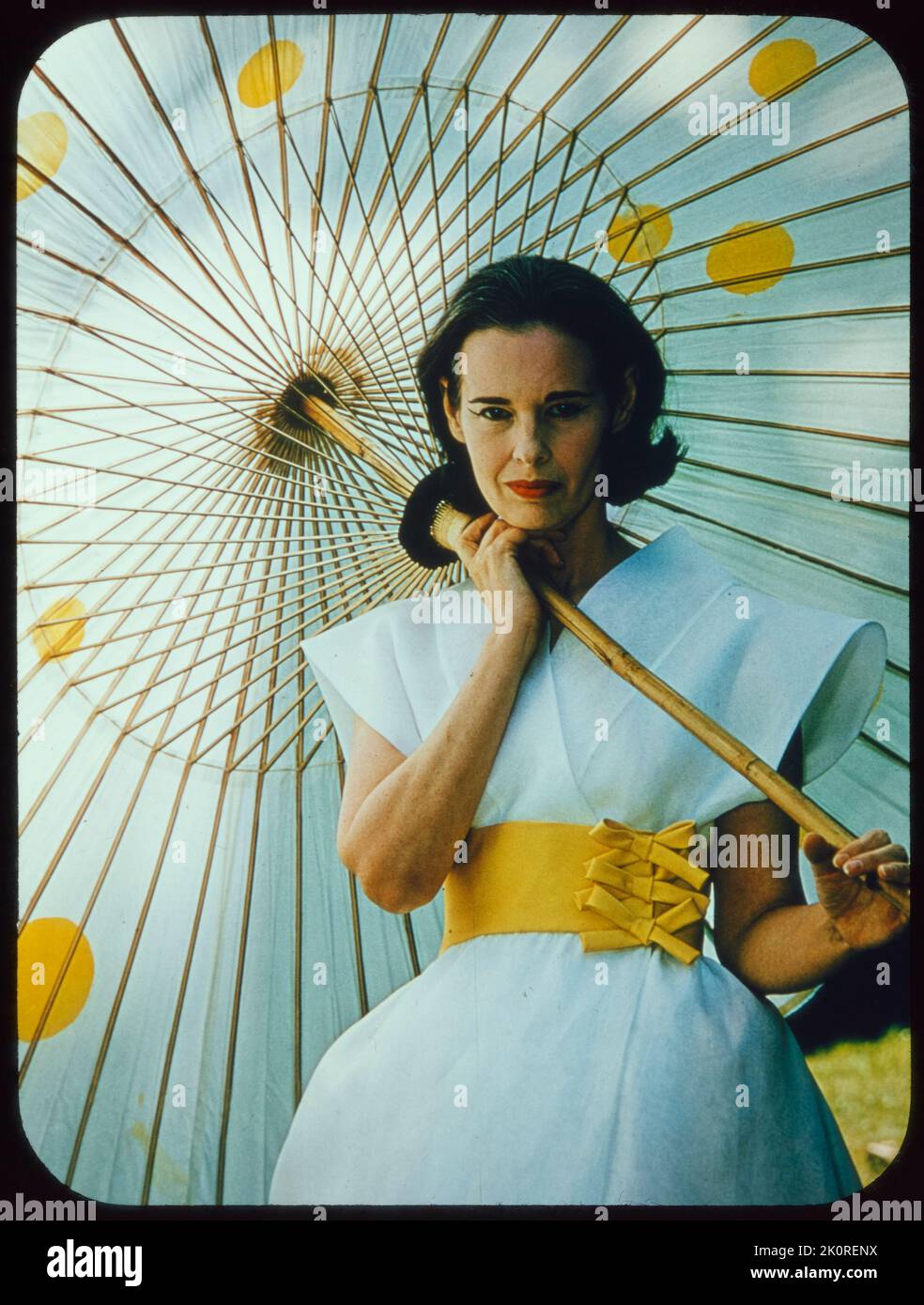 Sesión fotográfica de moda Gloria Vanderbilt Cooper con paraguas, alrededor de 1966. (Foto de Toni Frissell) Foto de stock
