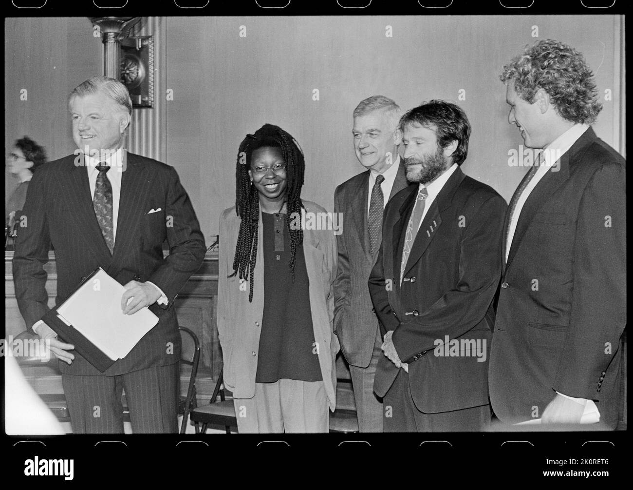 El Senador Ted Kennedy (izquierda), el Senador Mark Hatfield (centro) y el Diputado Joseph Kennedy IV (derecha) con los miembros del Comic Relief Whoopi Goldberg y Robin Williams, Washington, DC, 5/9/1990. (Foto de Laura Patterson/Congressional Quarterly-Roll Call Collection) Foto de stock