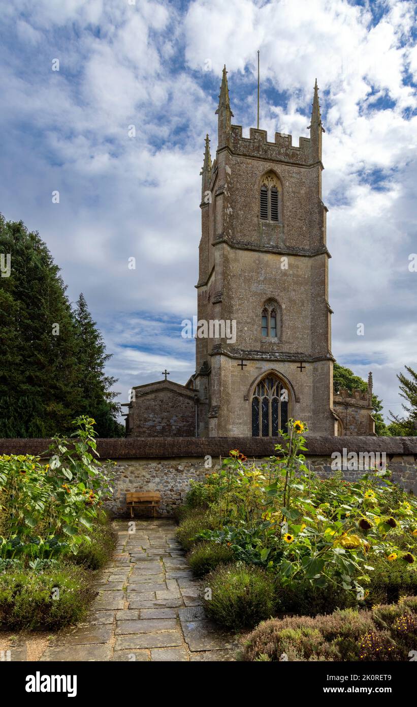 Una vista de St James's Church (no National Trust) desde el jardín de Avebury Manor, Wiltshire, Inglaterra, Reino Unido. Foto de stock