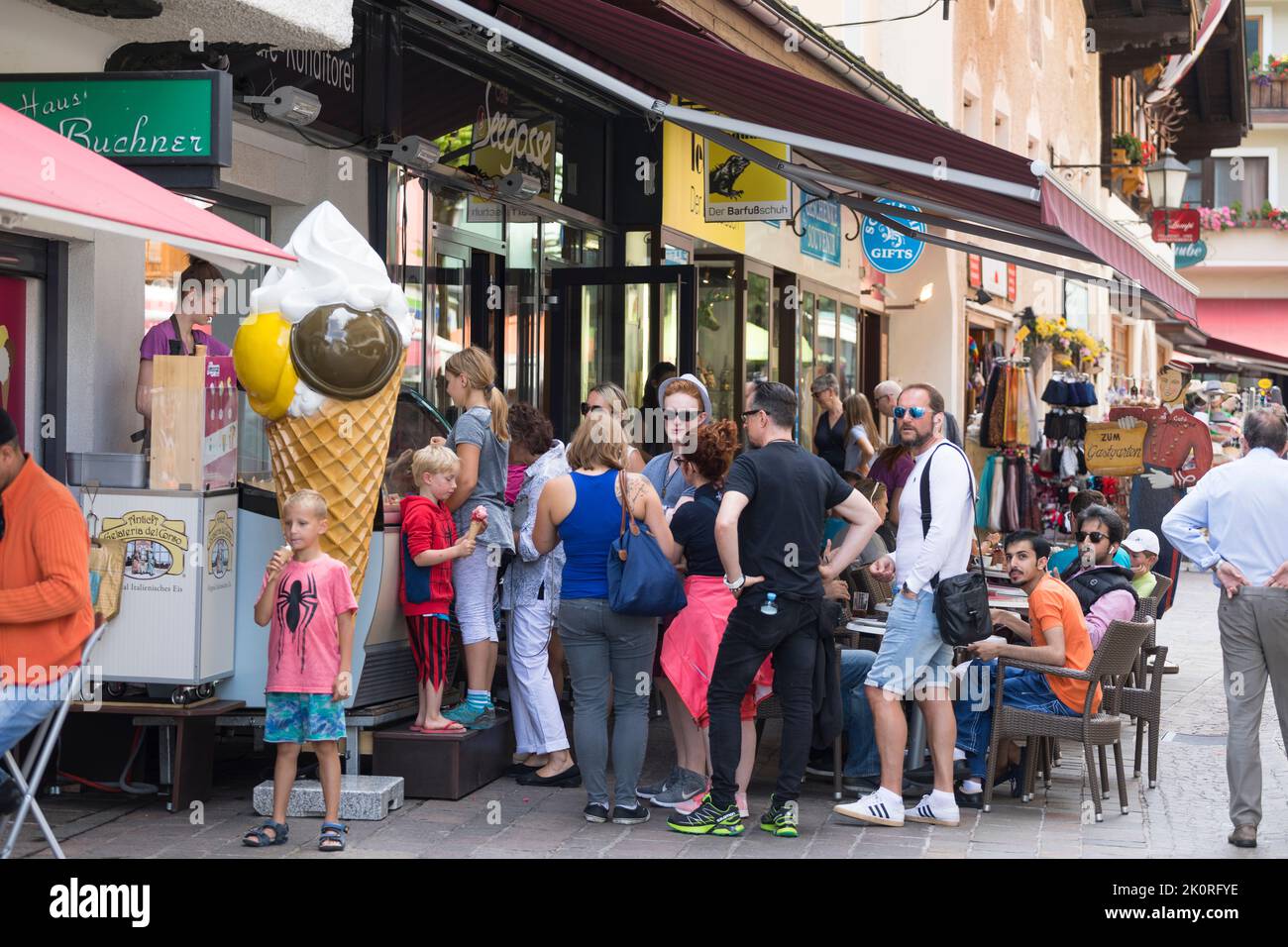Fila de personas esperando a un helado en el centro de Bregenz, Austria Foto de stock