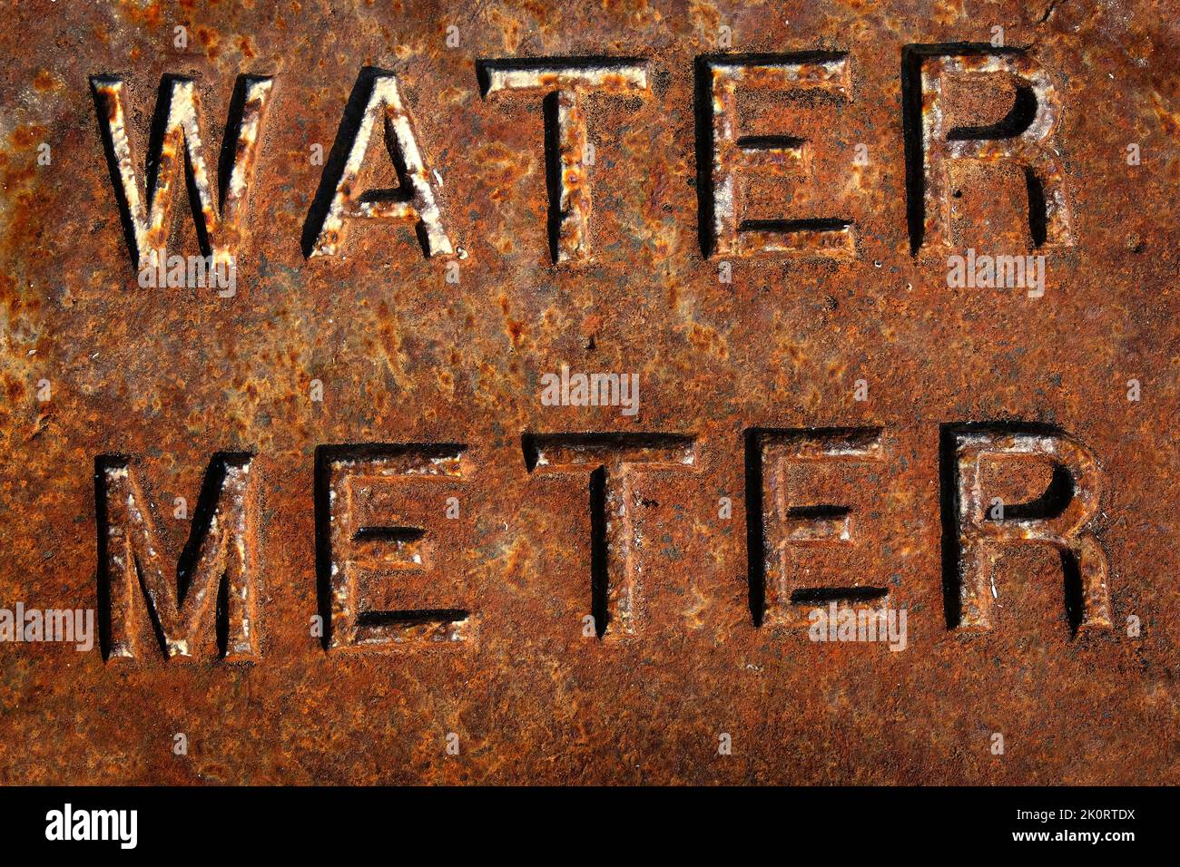 Cubierta del medidor de agua oxidada y acceso al sistema de agua Foto de stock