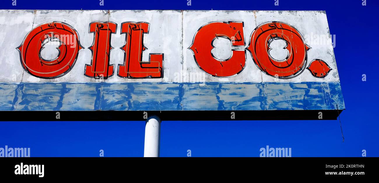 Antigua firma de la compañía petrolera vintage contra el cielo azul en la carretera Foto de stock