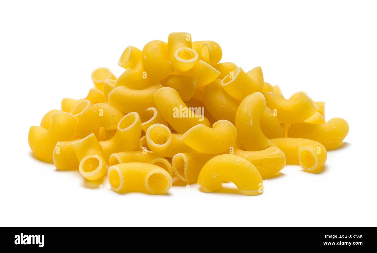 Pila pequeña de fideos Macaroni Cortada en blanco. Foto de stock