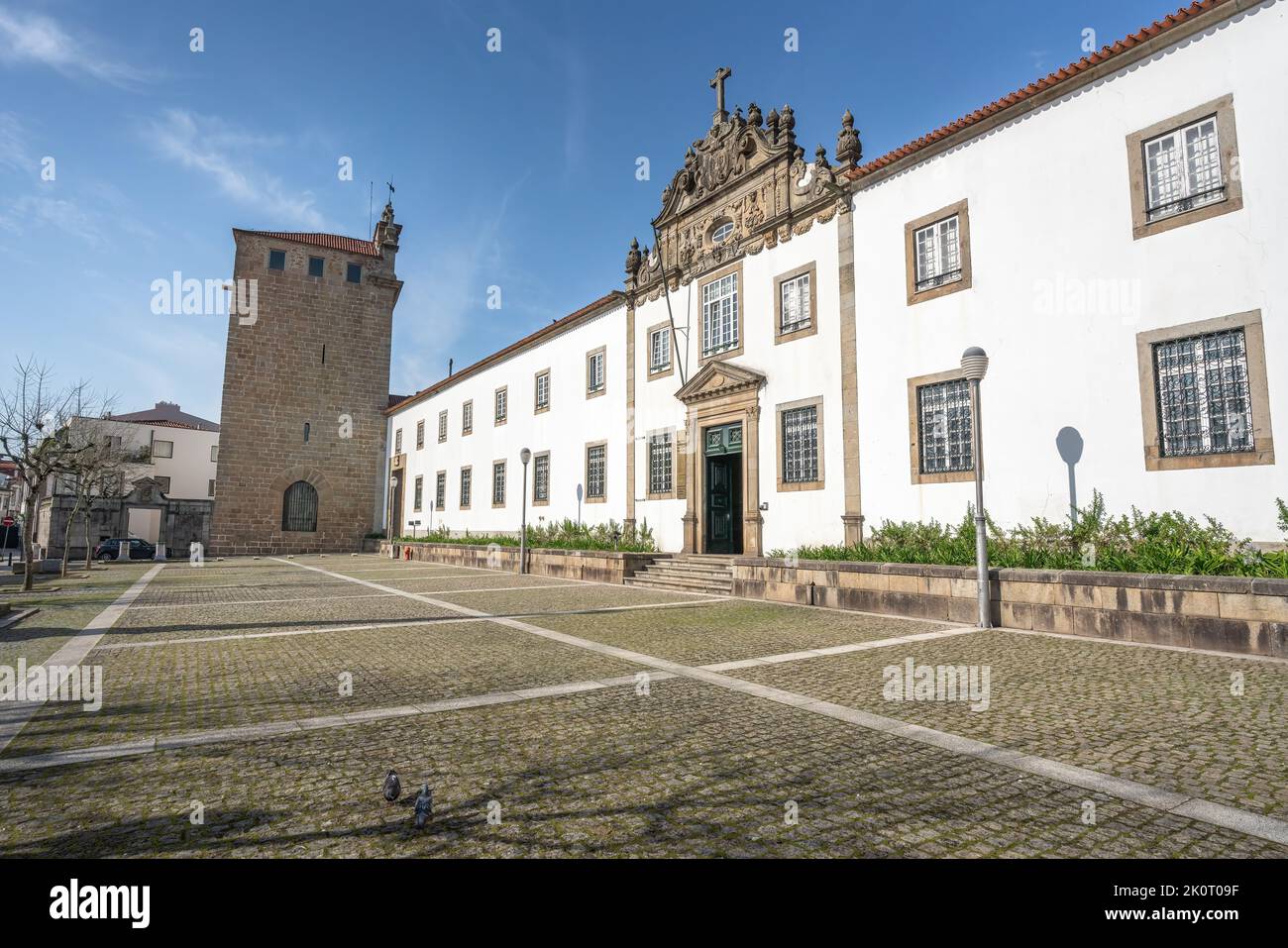 Seminario Conciliar de Braga y Torre Santiago en Largo de Santiago - Braga, Portugal Foto de stock