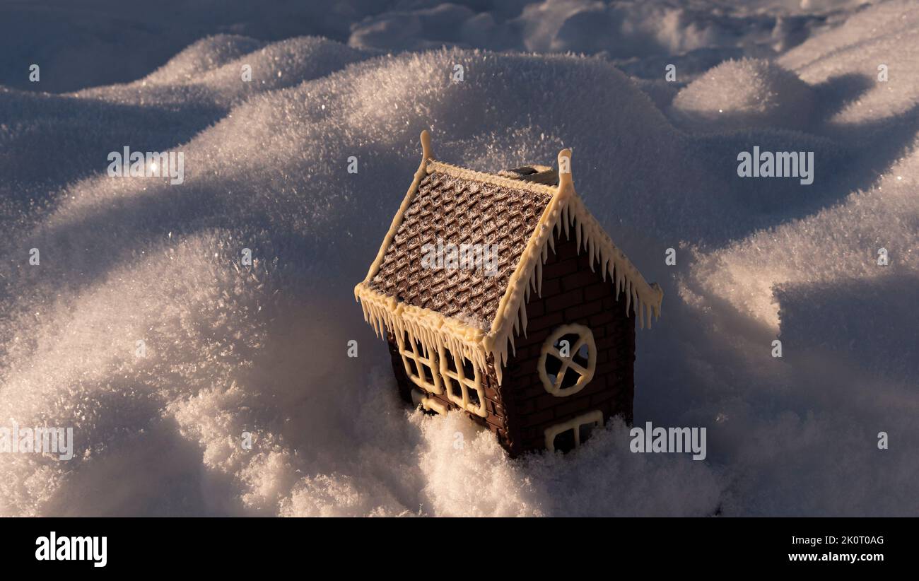 Casa de chocolate en la nieve, decoración en un día frío de Navidad Foto de stock