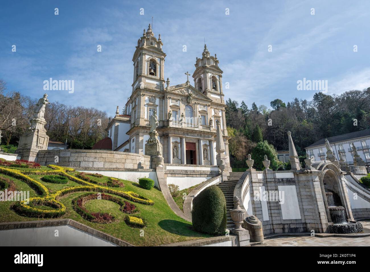 Basílica de la Iglesia en el Santuario de Bom Jesus do Monte - Braga, Portugal Foto de stock