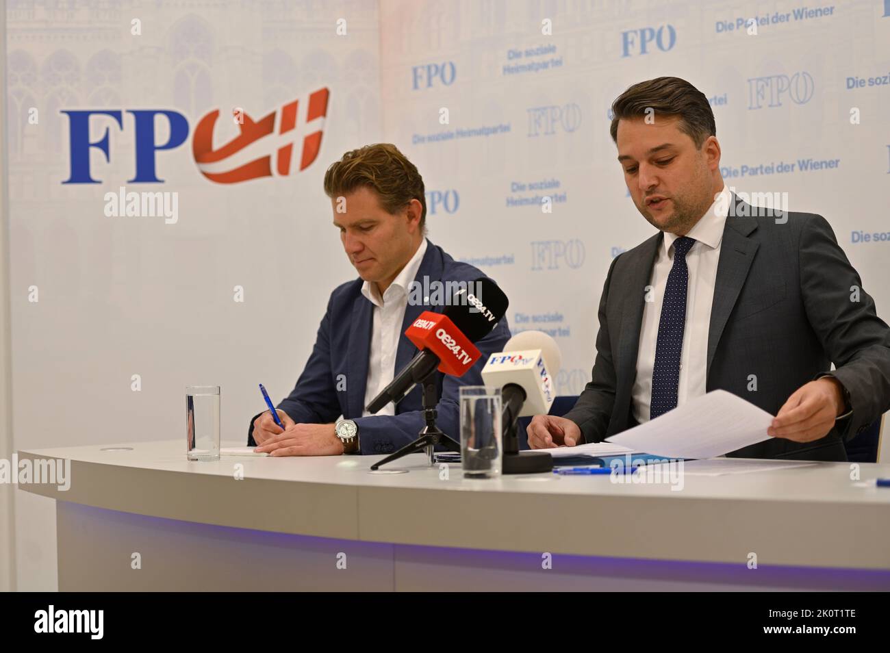 Viena, Austria. 13th de Sep de 2022. Rueda de prensa con el concejal de FPÖ Dominik Nepp (R). La comisión de investigación sobre Wien Energie está al borde del abismo debido al desacuerdo de ÖVP Foto de stock