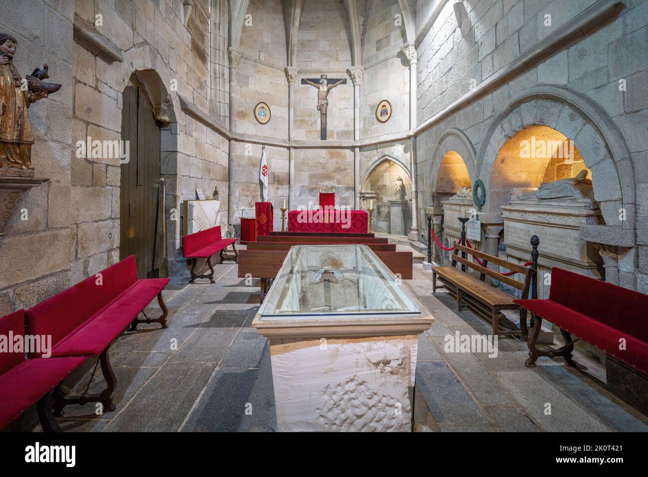 Capilla de los Reyes (Capela dos Reis) Interior y Tumba del Arzobispo D. Lourenço Vicente en el complejo de la Catedral de Sé de Braga - Braga, Portugal Foto de stock