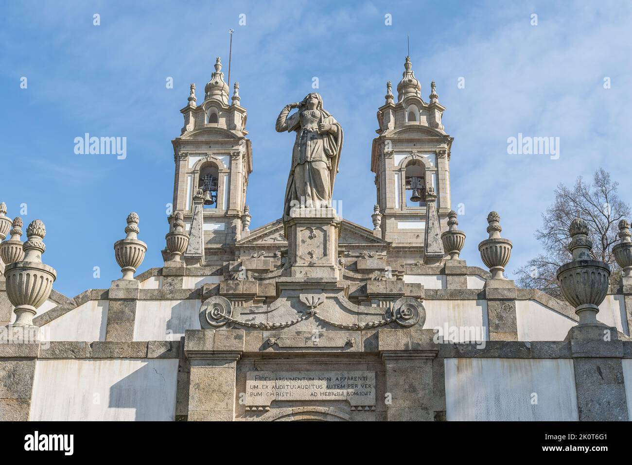 Escalera Fuente de la Fe en las Tres Virtudes en el Santuario de Bom Jesus do Monte - Braga, Portugal Foto de stock