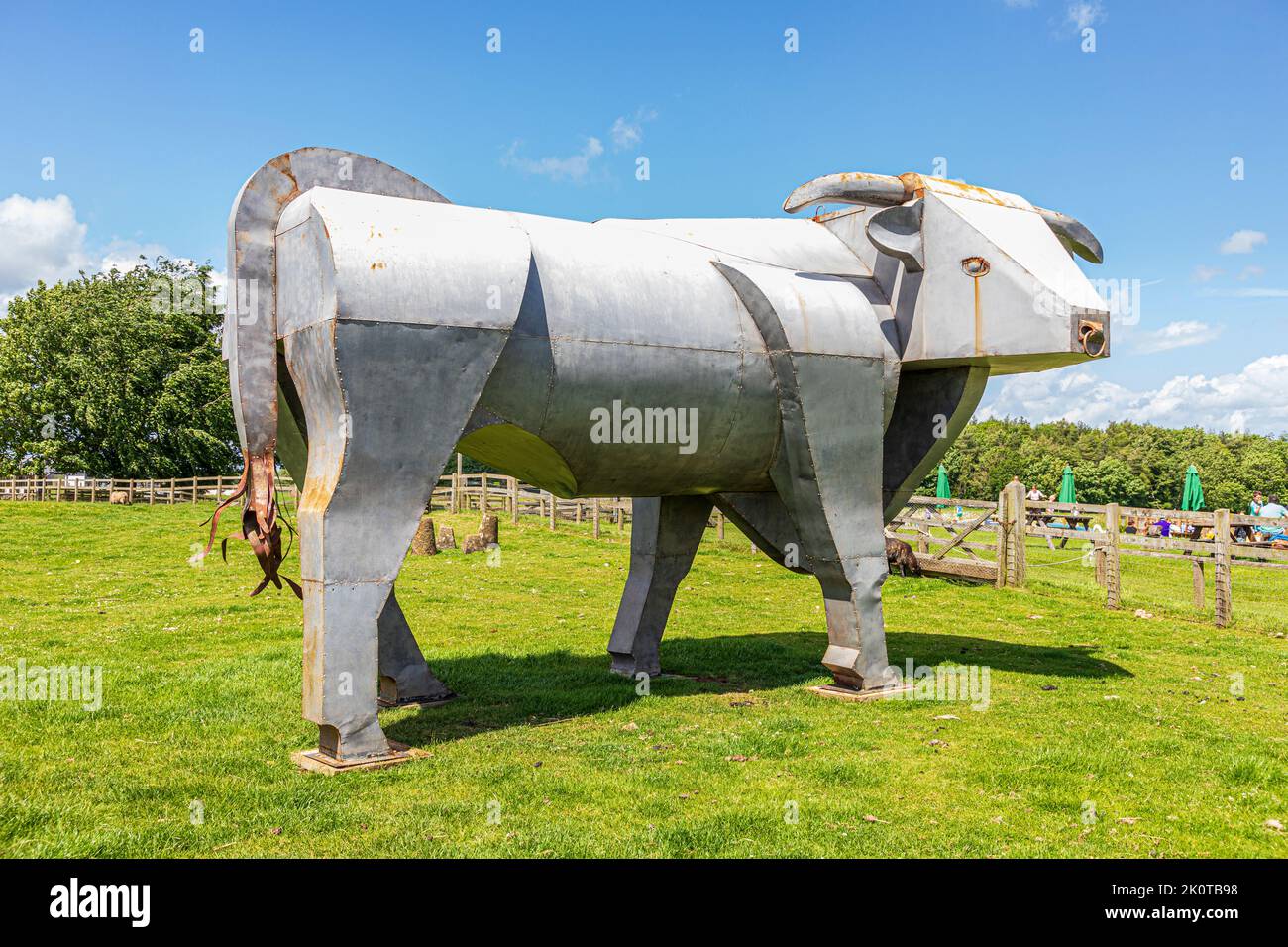 Una gran escultura de metal de un toro en el Cotswold Farm Park, Kineton, Gloucestershire, Reino Unido Foto de stock