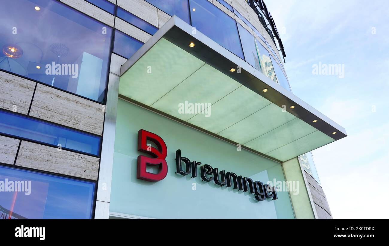 Entrada a los grandes almacenes alemanes 'Breuninger' en el moderno complejo Kö-Bogen I en Düsseldorf/Alemania. Foto de stock