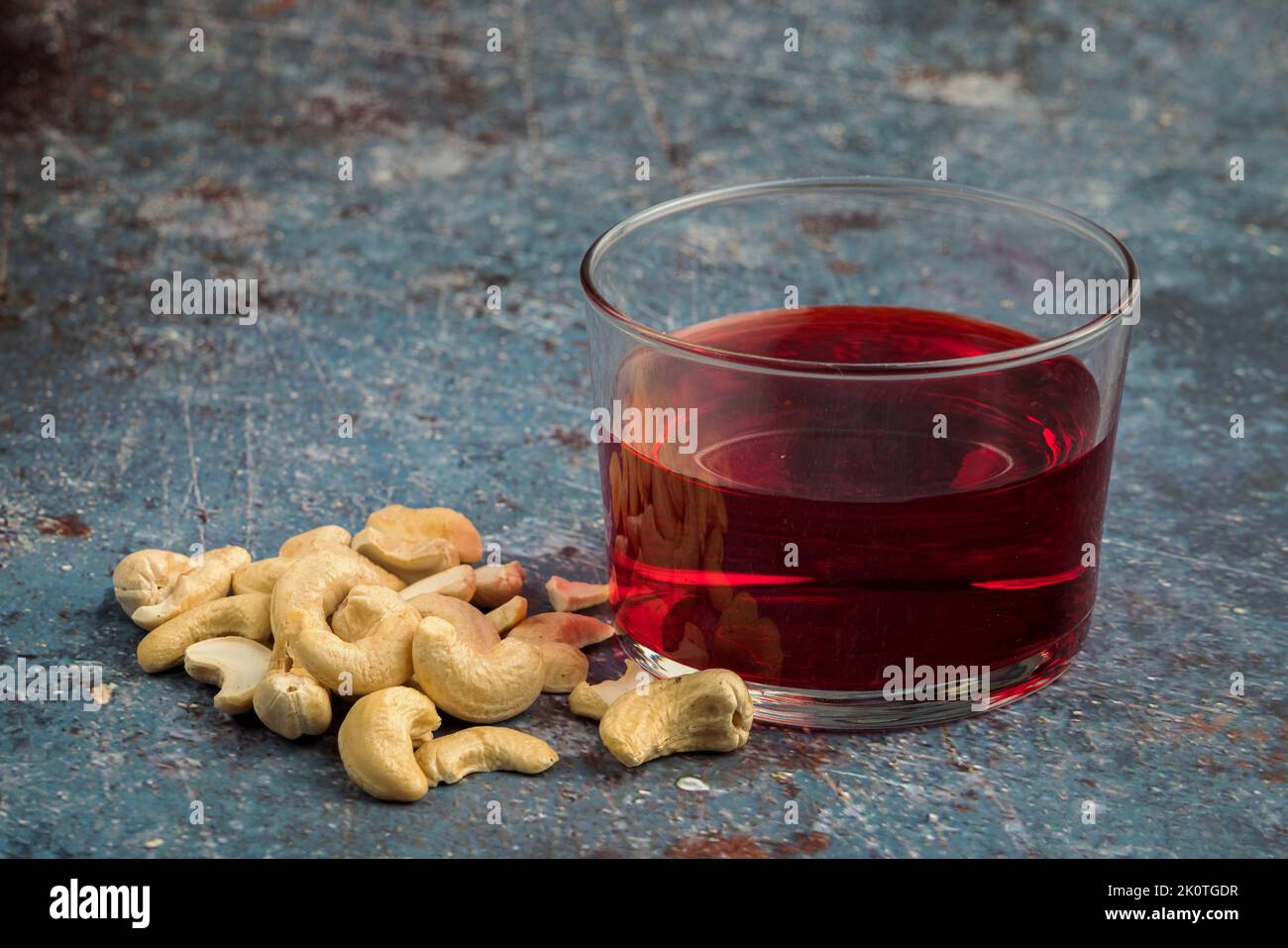 Anacardos con una copa de vino. Foto de stock