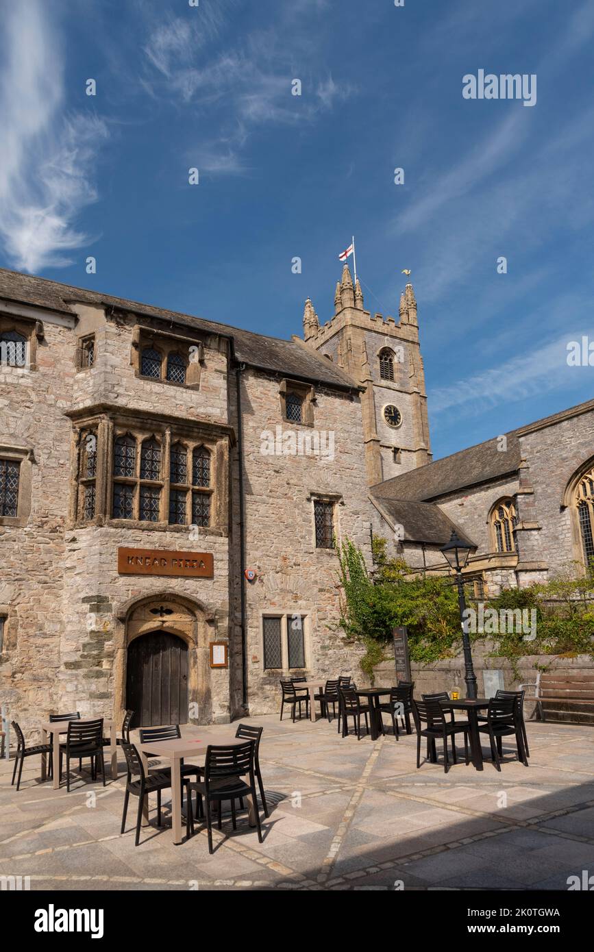 Plymouth, Devon, Inglaterra, Reino Unido. 2022. Casa de comerciantes del siglo 15th construida en 1458. La histórica Prysten House y St Andrews Church Plymouth. Foto de stock