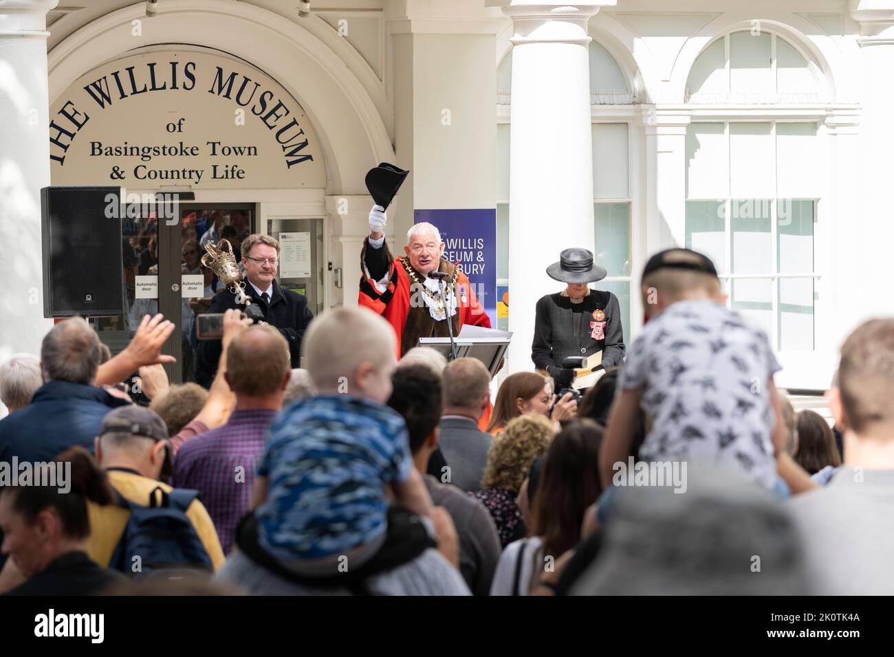 El alcalde de Basingstoke, el concejal Paul Miller, alzando su sombrero a una multitud y animando la adhesión del rey Carlos III al trono. Inglaterra Foto de stock