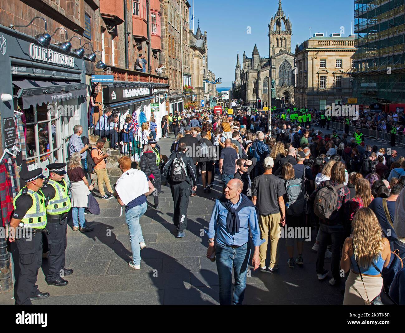 Royal Mile, Edimburgo, Escocia, Reino Unido. Las multitudes se reúnen para el ataúd de Su Majestad la Reina Isabel II con salida a la Catedral de San Giles.13th de septiembre de 2022. Crédito: Arch White/alamy noticias en vivo. Foto de stock