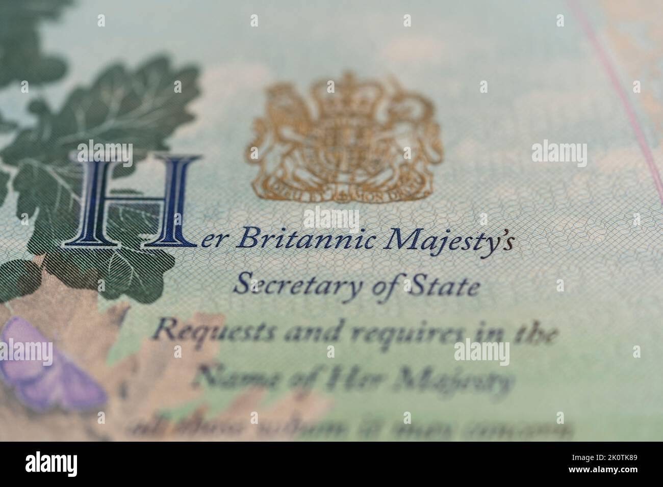 08/09/2022, Isabel II, Reina del Reino Unido, murió. Un mensaje de la reina en la página interior de un pasaporte británico y un escudo de armas real Foto de stock