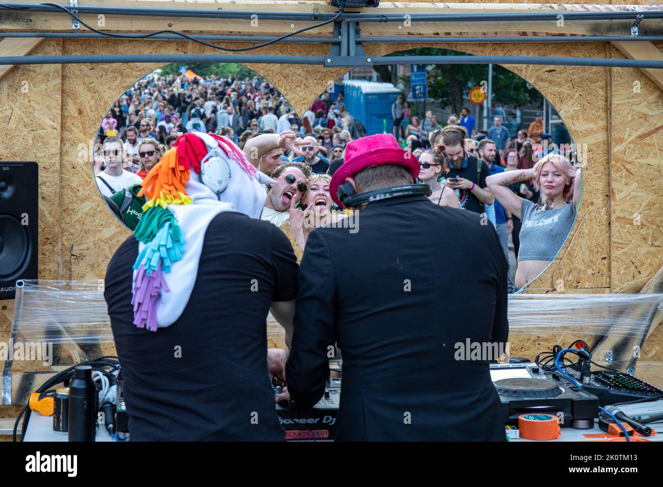 DJs tocando música a la gente bailando en la calle en Kallio Block Party en el distrito Alppila de Helsinki, Finlandia Foto de stock