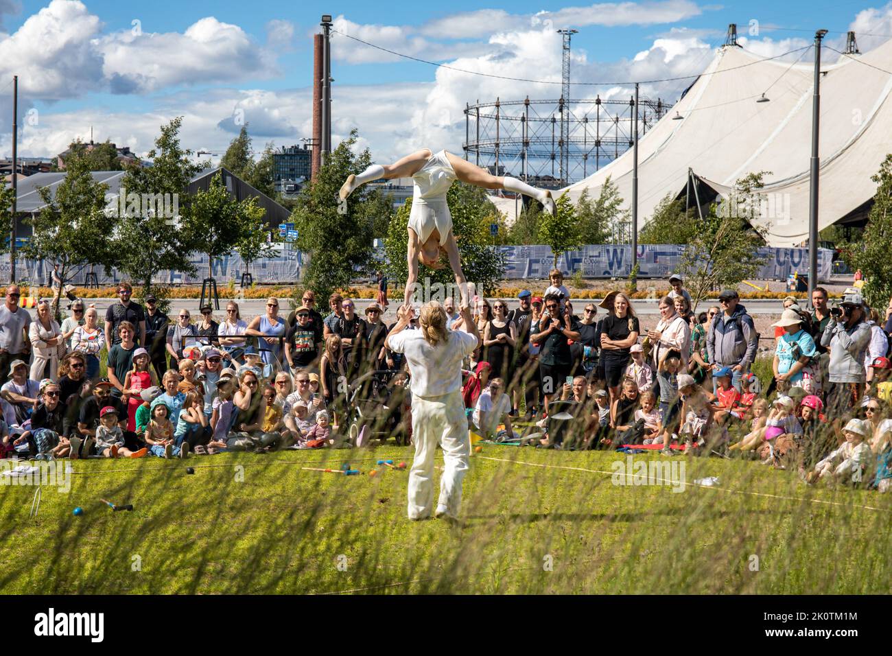 Espectáculo acrobático Pirie Poke de Ira Oinonen y Jere Virta en Katusirkuskarnevaali en el distrito Kalasatama de Helsinki, Finlandia Foto de stock