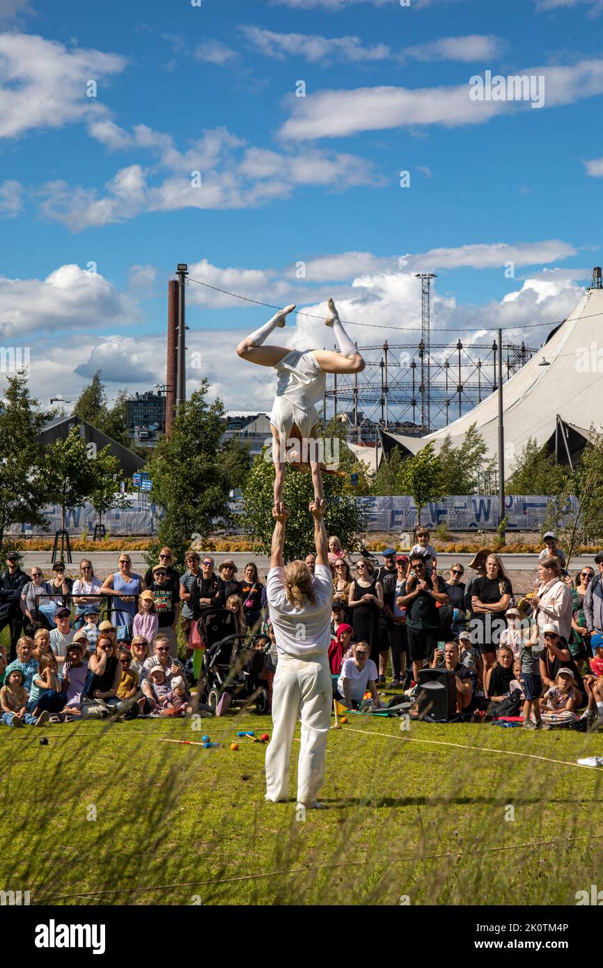 Espectáculo acrobático Pirie Poke en Katusirkusfestivaali en el distrito Kalasatama de Helsinki, Finlandia Foto de stock
