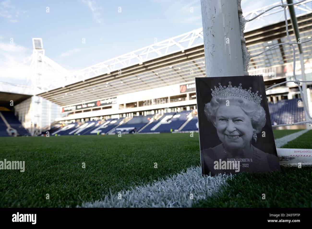 Una vista general del programa oficial de matchday mostrando a la reina Elizabeth II delante del partido Sky Bet Championship en el Deepdale Stadium, Preston. Fecha de la foto: Martes 13 de septiembre de 2022. Foto de stock