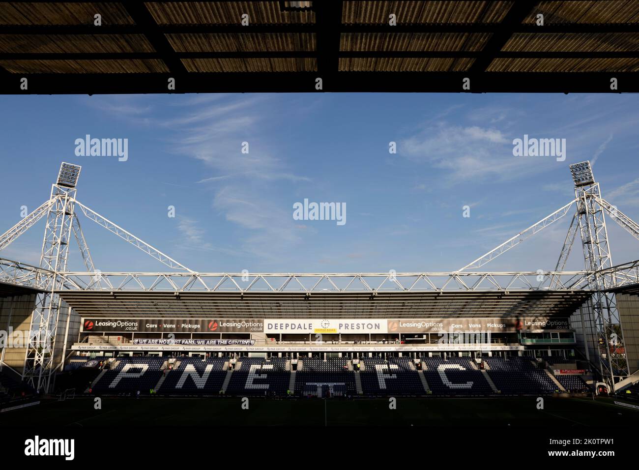 Una vista general en el interior antes del partido Sky Bet Championship en el Deepdale Stadium, Preston. Fecha de la foto: Martes 13 de septiembre de 2022. Foto de stock