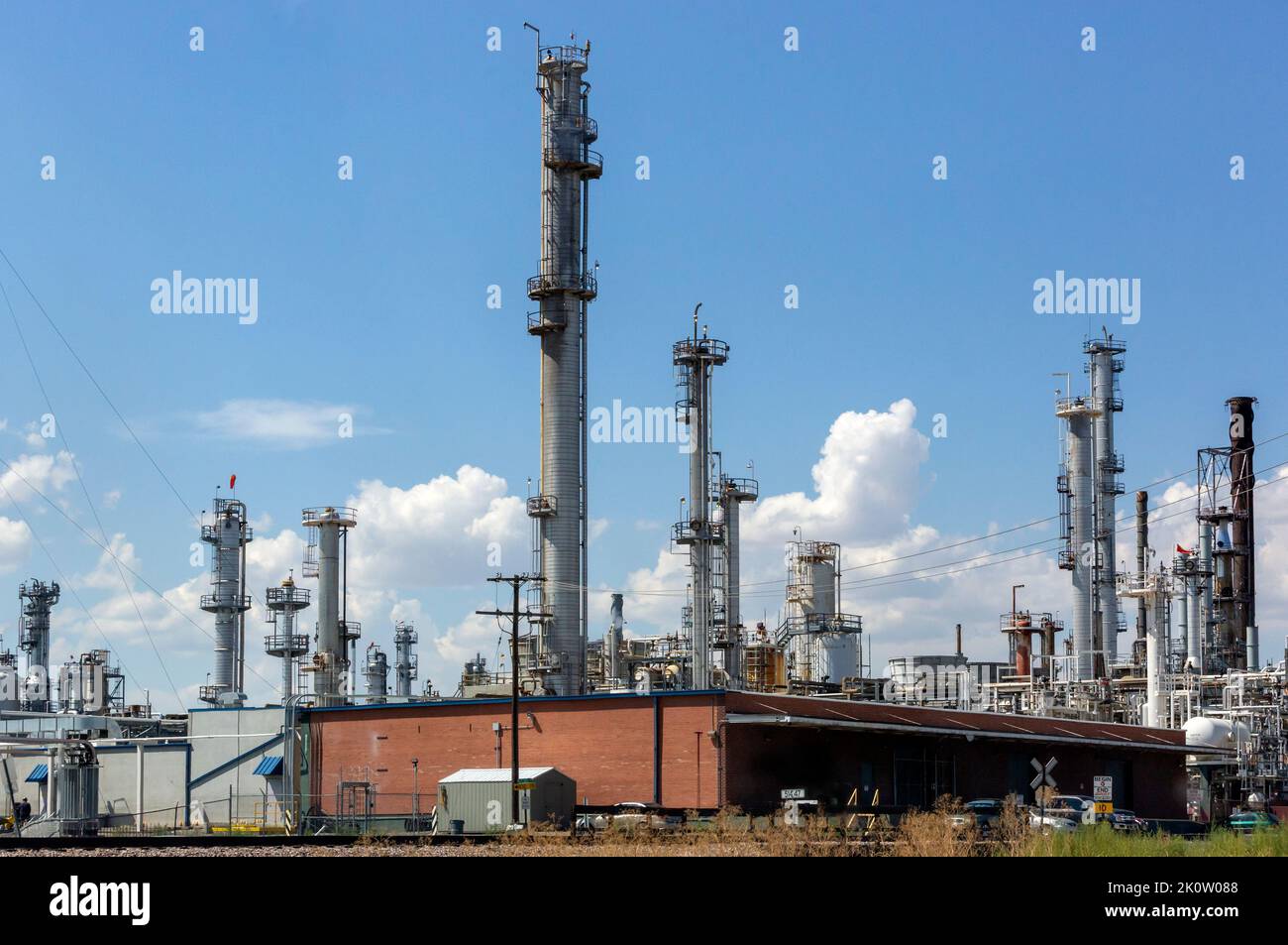 La refinería de Laurel, Montana, produce productos derivados del petróleo crudo importado de Canadá. Los productos producidos son gasolina y diesel premium Foto de stock