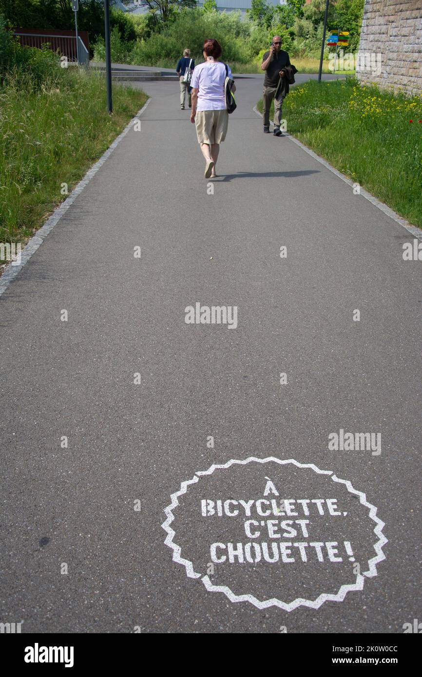Werbung für den Langsamverkehr in der jurassischen Hauptstadt Delémont Foto de stock