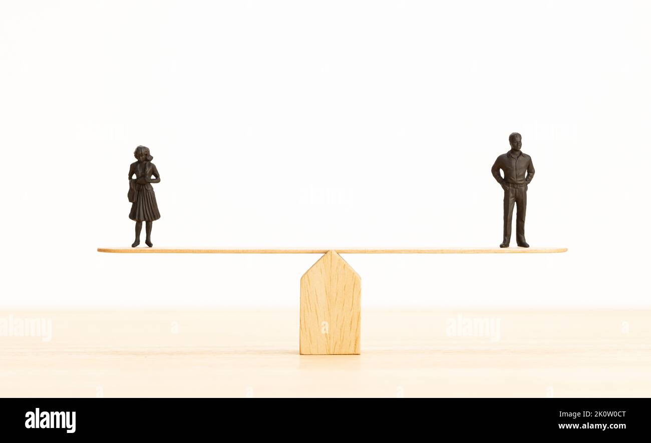 Concepto de igualdad de género. Figura de hombre y mujer en un balancín. Espacio de copia Foto de stock