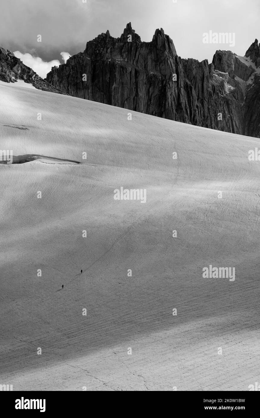 Dramatische Blicke auf den Glacier de Trient mit den Aigulles Dorées im Hintergrund Foto de stock