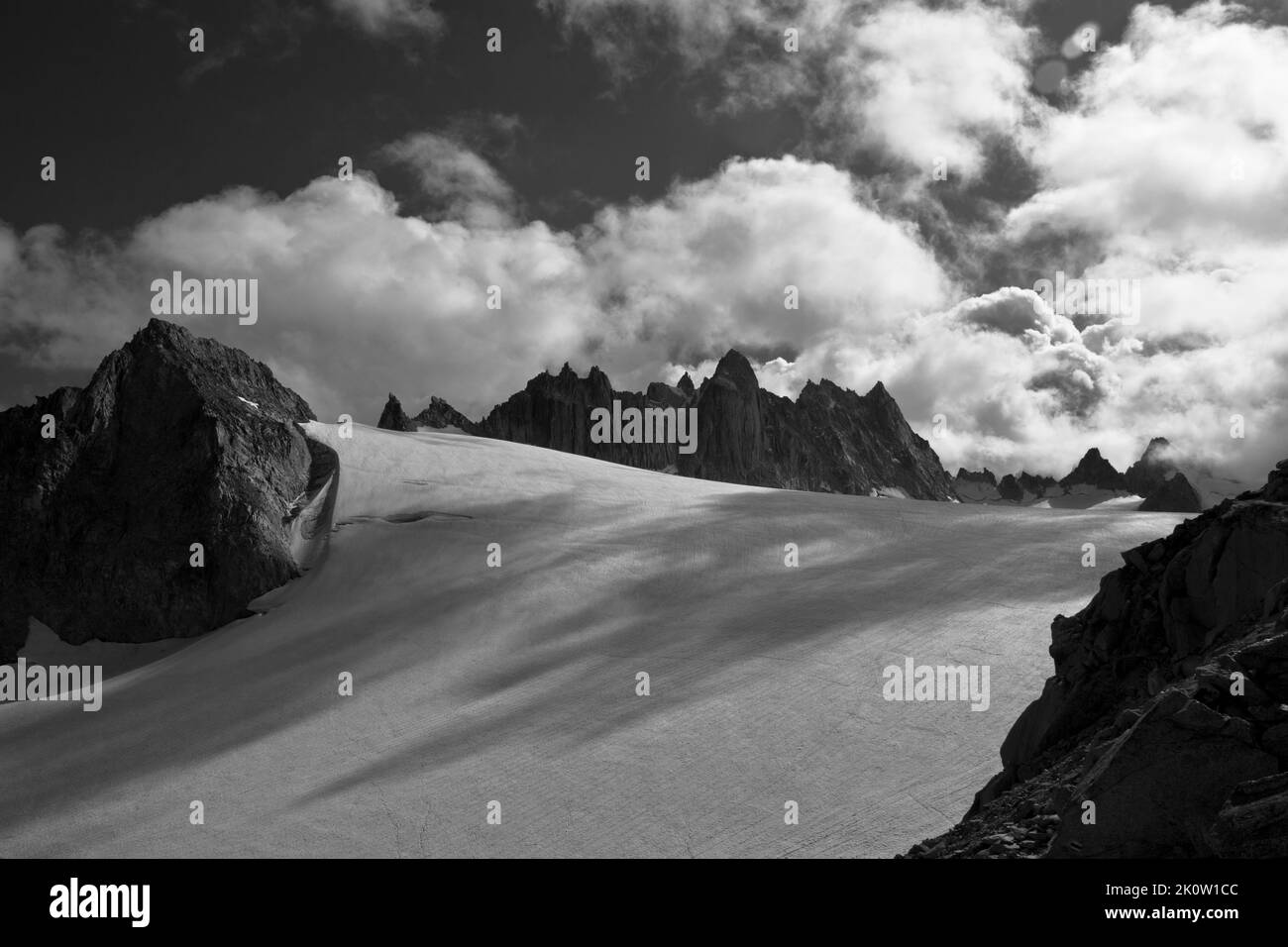 Dramatische Blicke auf den Glacier de Trient mit den Aigulles Dorées im Hintergrund Foto de stock