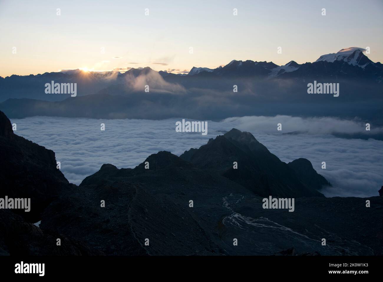 Blick von der Cabane d'Orny übers Nebelmeer auf den Grand Combin Foto de stock