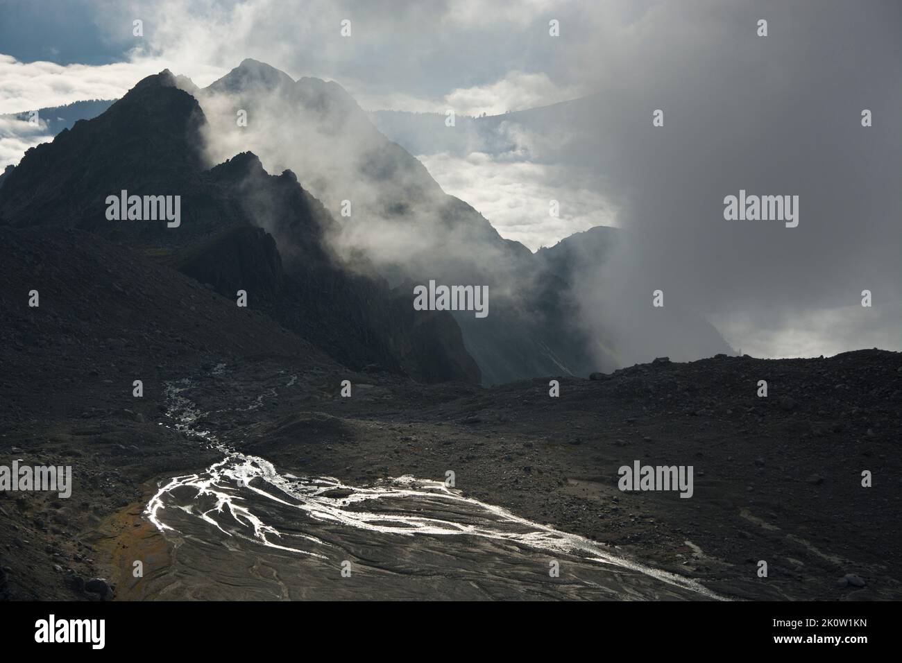 Dramatischer Blick auf eine Schwemmebene bei Orny in den Walliser Alpen Foto de stock