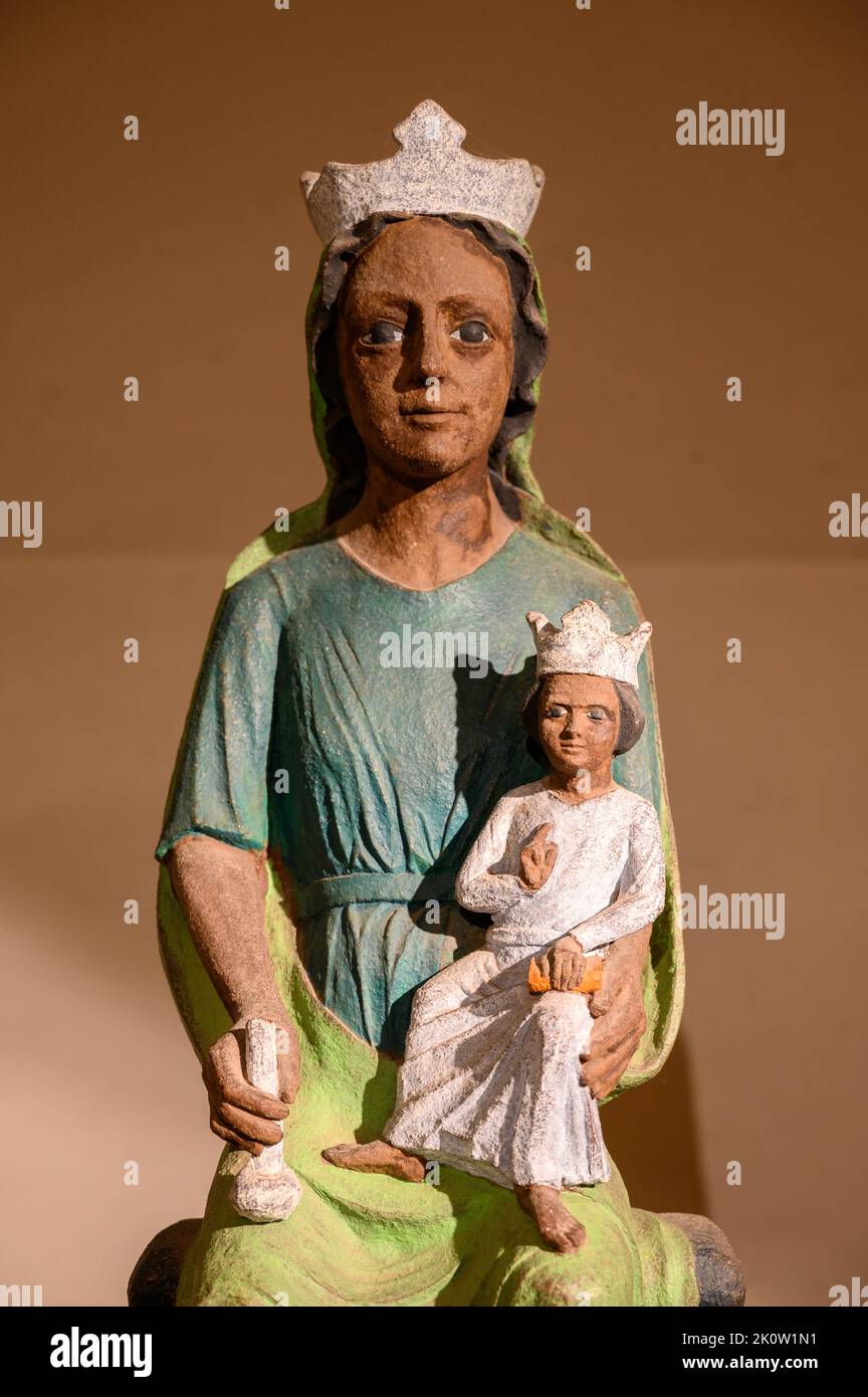Estatua de la Virgen María con el Niño Jesús. Parte de la exposición en la abadía benedictina de San Mauricio en Clervaux, Luxemburgo. Foto de stock