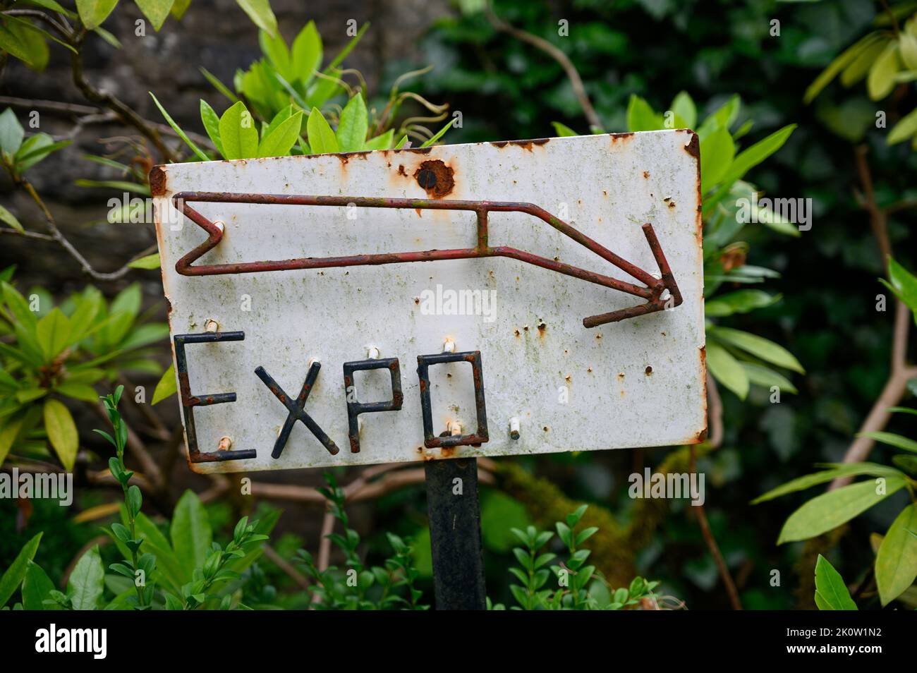 Un viejo cartel oxidado de la 'expo'. Foto de stock