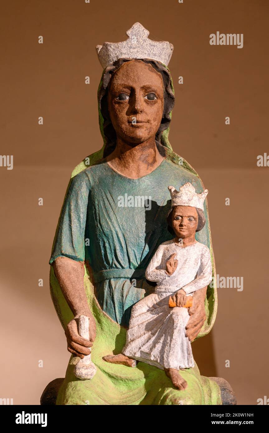 Estatua de la Virgen María con el Niño Jesús. Parte de la exposición en la abadía benedictina de San Mauricio en Clervaux, Luxemburgo. Foto de stock